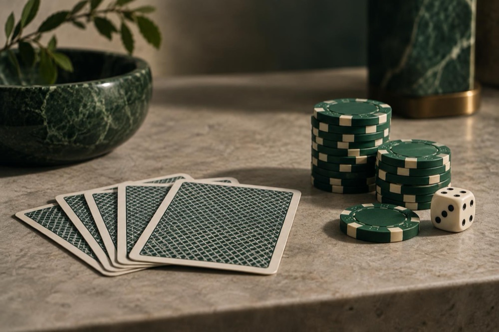 The seven-card hand: 7+7+7 pays seven times the bet The seven-card hand: 7+7+7 pays seven times the bet